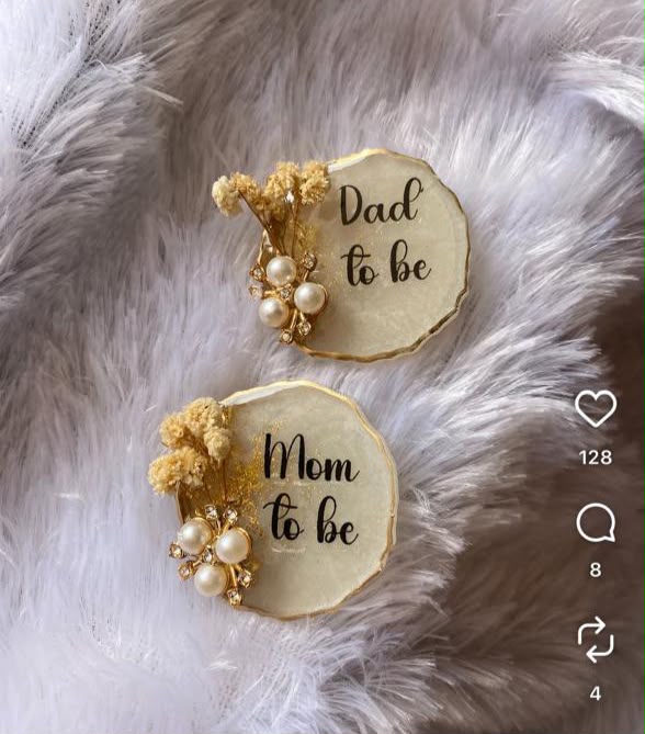 MOM-DAD TO BE- RESIN BROOCH SET
