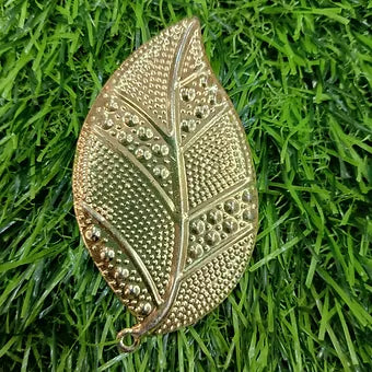 Branch metal leaves with dots
