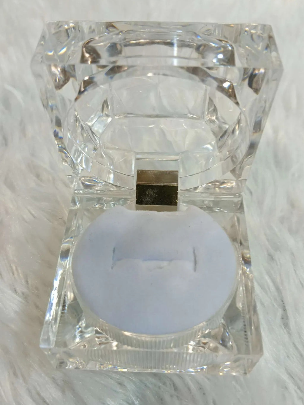 Transparent ring holder