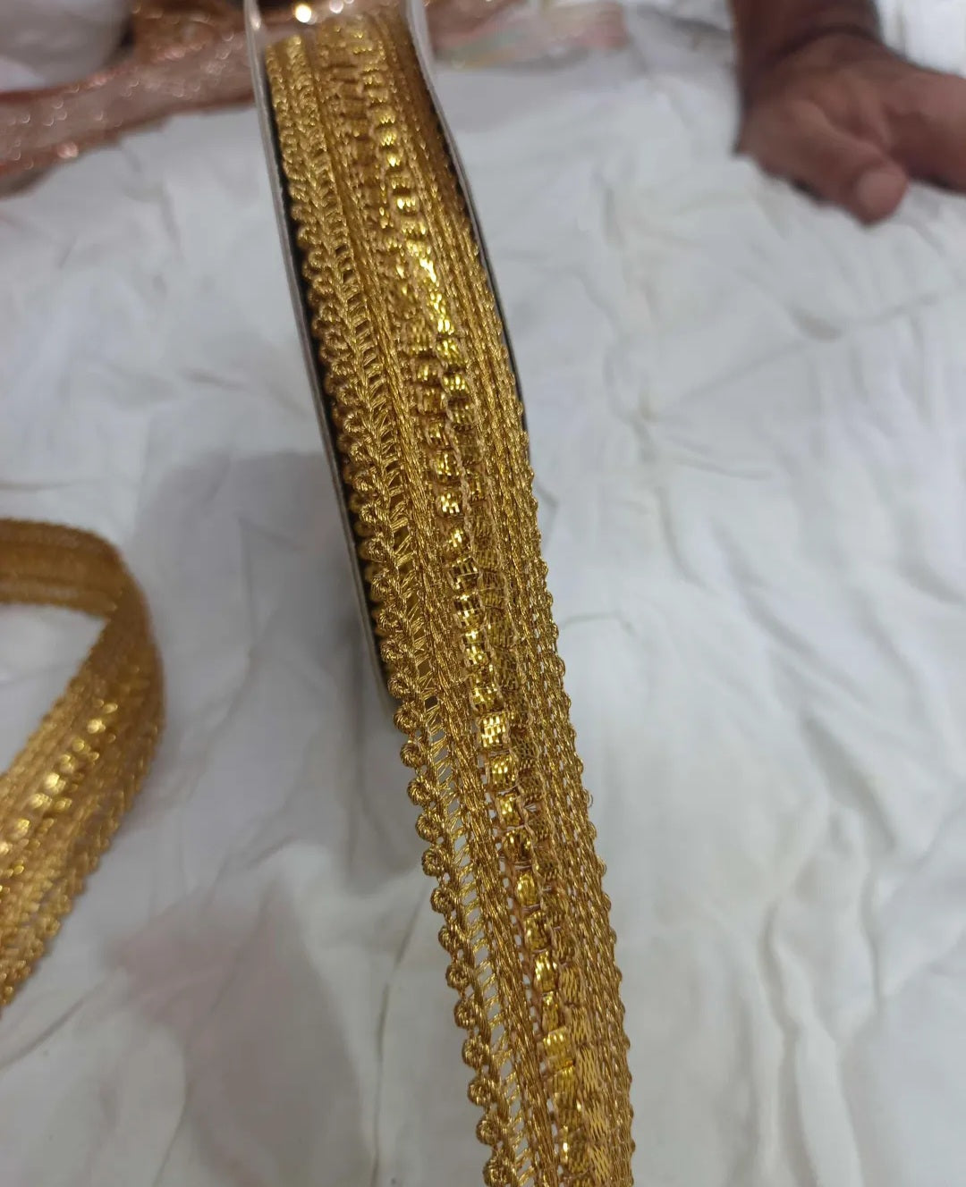 Glitter jari knot design lace